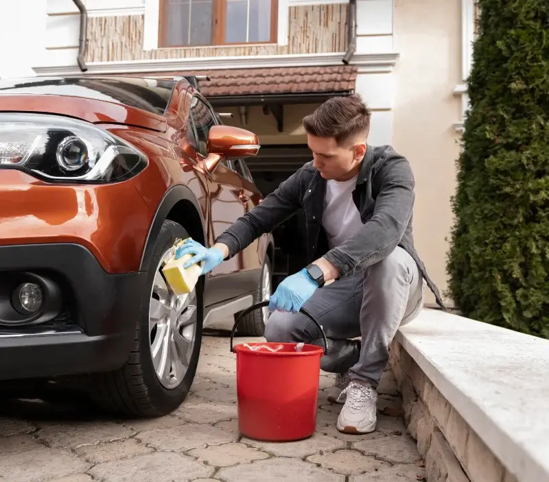 Lavage auto à domicile Vallenay : professionnel intervenant sur un véhicule